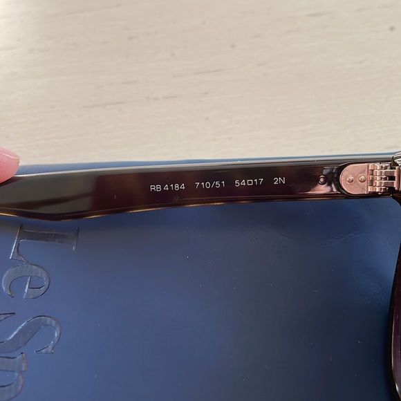 LIKE NEW Rayban unisex sunglasses - Picture 4 of 6